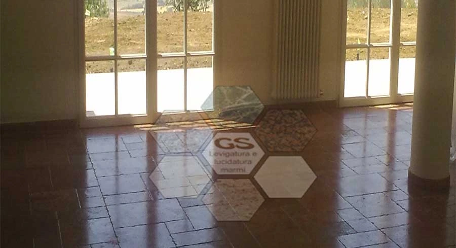 lucidatura a cera di cotto in villa a civitavecchia